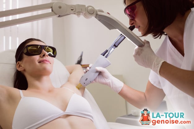 Jeune femme en institut de beauté, avec des lunettes de protection lors d'une épilation