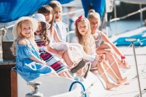 enfants-bord-du-yacht-mer-filles-adolescentes-enfants-plein-air