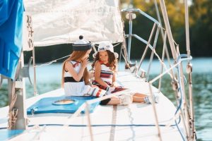 enfants-bord-du-yacht-mer