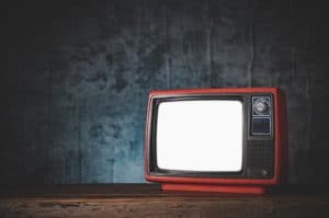 nature-morte-retro-vieux-televiseur-rouge