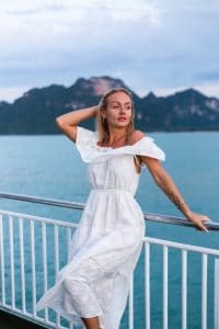 portrait-romantique-femme-robe-blanche-naviguant-grand-ferry