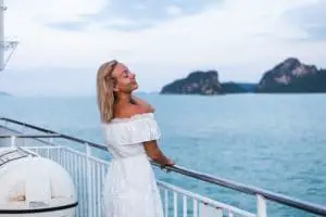 portrait-romantique-femme-robe-blanche-naviguant-grand-ferry